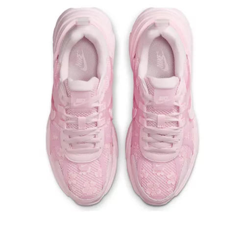 Nike V2K Run Pink Foam Arctic Pink dámske nízke streetové tenisky ružové — produktová fotografia na bielom pozadí, bočný pohľad