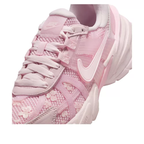 Nike V2K Run Pink Foam Arctic Pink dámske nízke streetové tenisky ružové — produktová fotografia na bielom pozadí, bočný pohľad