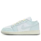 Air Jordan 1 Low SE GS 'Glacier Blue' nízke streetové tenisky modré — produktová fotografia na bielom pozadí, bočný pohľad