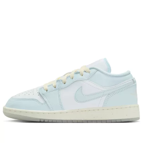 Air Jordan 1 Low SE GS 'Glacier Blue' nízke streetové tenisky modré — produktová fotografia na bielom pozadí, bočný pohľad