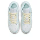 Air Jordan 1 Low SE GS 'Glacier Blue' nízke streetové tenisky modré — produktová fotografia na bielom pozadí, bočný pohľad