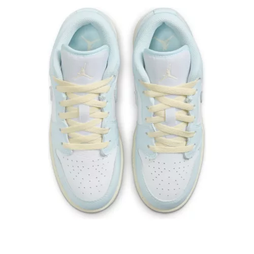 Air Jordan 1 Low SE GS 'Glacier Blue' nízke streetové tenisky modré — produktová fotografia na bielom pozadí, bočný pohľad