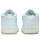 Air Jordan 1 Low SE GS 'Glacier Blue' nízke streetové tenisky modré — produktová fotografia na bielom pozadí, bočný pohľad