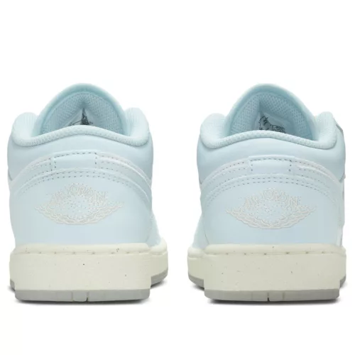Air Jordan 1 Low SE GS 'Glacier Blue' nízke streetové tenisky modré — produktová fotografia na bielom pozadí, bočný pohľad