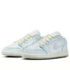 Air Jordan 1 Low SE GS 'Glacier Blue' nízke streetové tenisky modré — produktová fotografia na bielom pozadí, bočný pohľad