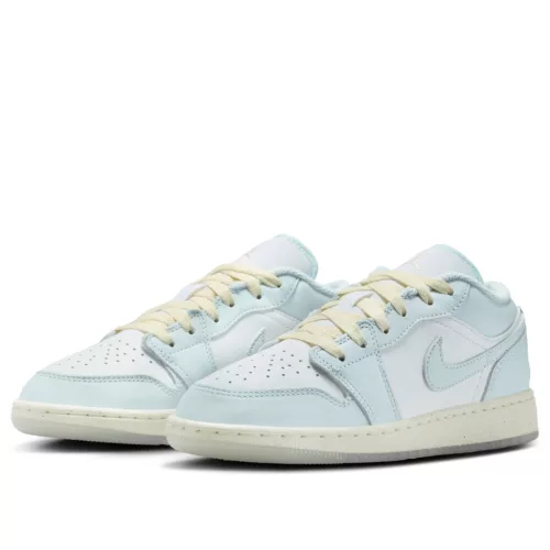 Air Jordan 1 Low SE GS 'Glacier Blue' nízke streetové tenisky modré — produktová fotografia na bielom pozadí, bočný pohľad