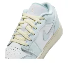 Air Jordan 1 Low SE GS 'Glacier Blue' nízke streetové tenisky modré — produktová fotografia na bielom pozadí, bočný pohľad