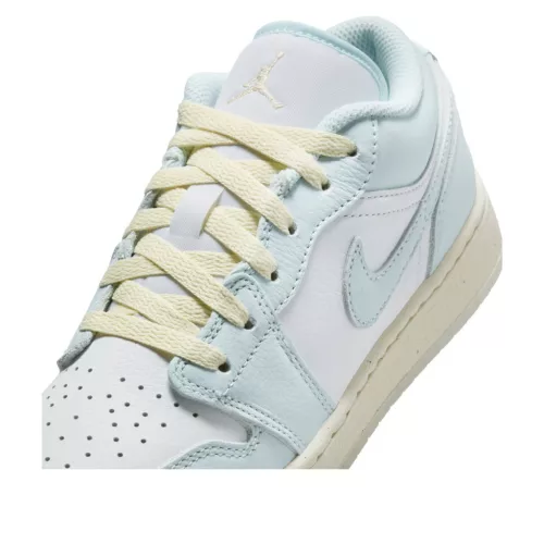 Air Jordan 1 Low SE GS 'Glacier Blue' nízke streetové tenisky modré — produktová fotografia na bielom pozadí, bočný pohľad