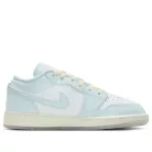 Air Jordan 1 Low SE GS 'Glacier Blue' nízke streetové tenisky modré — produktová fotografia na bielom pozadí, bočný pohľad