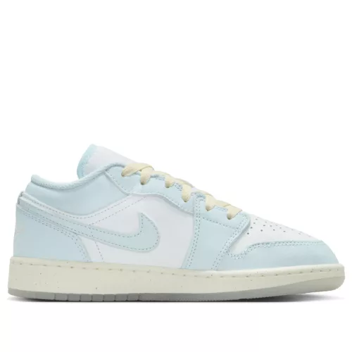 Air Jordan 1 Low SE GS 'Glacier Blue' nízke streetové tenisky modré — produktová fotografia na bielom pozadí, bočný pohľad