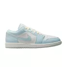 Jordan 1 Low SE Glacier Blue Summit White nízke streetové tenisky modré-biele — produktová fotografia na bielom pozadí, bočný pohľad