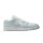 Jordan 1 Low SE Glacier Blue Summit White nízke streetové tenisky modré-biele — produktová fotografia na bielom pozadí, bočný pohľad