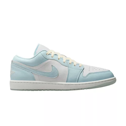 Jordan 1 Low SE Glacier Blue Summit White nízke streetové tenisky modré-biele — produktová fotografia na bielom pozadí, bočný pohľad