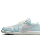 Jordan 1 Low SE Glacier Blue Summit White nízke streetové tenisky modré-biele — produktová fotografia na bielom pozadí, bočný pohľad