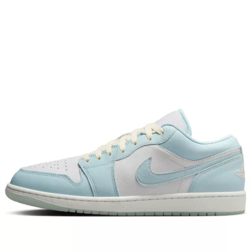 Jordan 1 Low SE Glacier Blue Summit White nízke streetové tenisky modré-biele — produktová fotografia na bielom pozadí, bočný pohľad