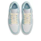 Jordan 1 Low SE Glacier Blue Summit White nízke streetové tenisky modré-biele — produktová fotografia na bielom pozadí, bočný pohľad