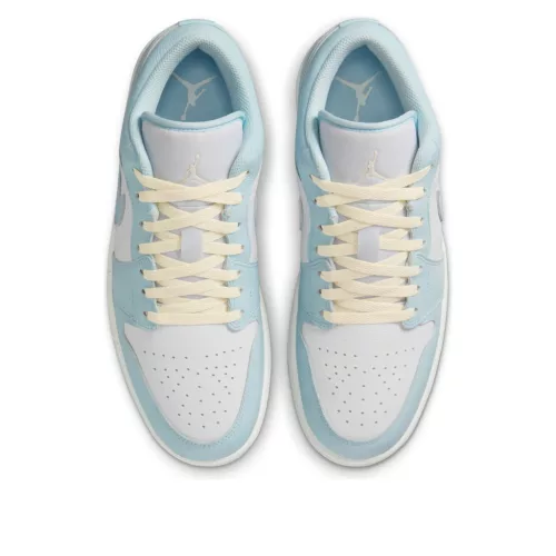 Jordan 1 Low SE Glacier Blue Summit White nízke streetové tenisky modré-biele — produktová fotografia na bielom pozadí, bočný pohľad