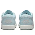 Jordan 1 Low SE Glacier Blue Summit White nízke streetové tenisky modré-biele — produktová fotografia na bielom pozadí, bočný pohľad