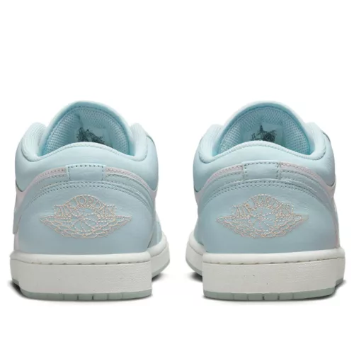 Jordan 1 Low SE Glacier Blue Summit White nízke streetové tenisky modré-biele — produktová fotografia na bielom pozadí, bočný pohľad