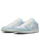 Jordan 1 Low SE Glacier Blue Summit White nízke streetové tenisky modré-biele — produktová fotografia na bielom pozadí, bočný pohľad