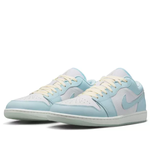 Jordan 1 Low SE Glacier Blue Summit White nízke streetové tenisky modré-biele — produktová fotografia na bielom pozadí, bočný pohľad
