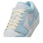 Jordan 1 Low SE Glacier Blue Summit White nízke streetové tenisky modré-biele — produktová fotografia na bielom pozadí, bočný pohľad