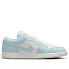 Jordan 1 Low SE Glacier Blue Summit White nízke streetové tenisky modré-biele — produktová fotografia na bielom pozadí, bočný pohľad