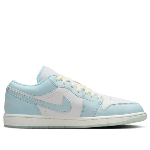 Jordan 1 Low SE Glacier Blue Summit White nízke streetové tenisky modré-biele — produktová fotografia na bielom pozadí, bočný pohľad