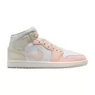 Jordan 1 Mid SE White Sea Glass Glacier Blue Guava Ice polovysoké streetové tenisky biele-modré — produktová fotografia na bielom pozadí, bočný pohľad