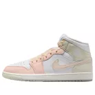 Jordan 1 Mid SE White Sea Glass Glacier Blue Guava Ice polovysoké streetové tenisky biele-modré — produktová fotografia na bielom pozadí, bočný pohľad