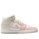 Jordan 1 Mid SE White Sea Glass Glacier Blue Guava Ice polovysoké streetové tenisky biele-modré — produktová fotografia na bielom pozadí, bočný pohľad