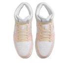 Jordan 1 Mid SE White Sea Glass Glacier Blue Guava Ice polovysoké streetové tenisky biele-modré — produktová fotografia na bielom pozadí, bočný pohľad