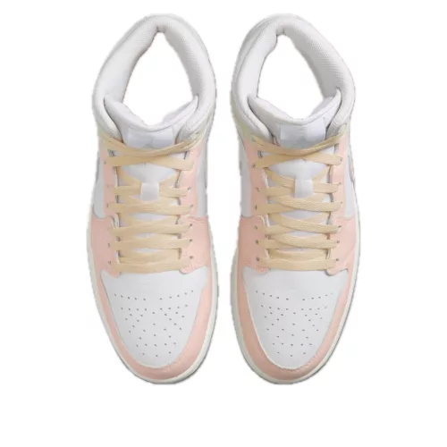Jordan 1 Mid SE White Sea Glass Glacier Blue Guava Ice polovysoké streetové tenisky biele-modré — produktová fotografia na bielom pozadí, bočný pohľad