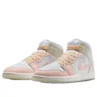 Jordan 1 Mid SE White Sea Glass Glacier Blue Guava Ice polovysoké streetové tenisky biele-modré — produktová fotografia na bielom pozadí, bočný pohľad