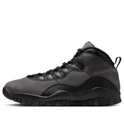 Jordan 10 Retro Shadow (2025) nízke streetové tenisky — produktová fotografia na bielom pozadí, bočný pohľad