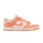 Nike Dunk Low Next Nature Apricot Agate dámske nízke streetové tenisky — produktová fotografia na bielom pozadí, bočný pohľad
