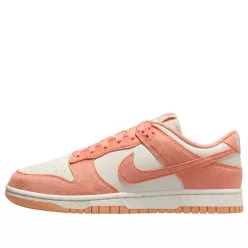 Nike Dunk Low Next Nature Apricot Agate dámske nízke streetové tenisky — produktová fotografia na bielom pozadí, bočný pohľad