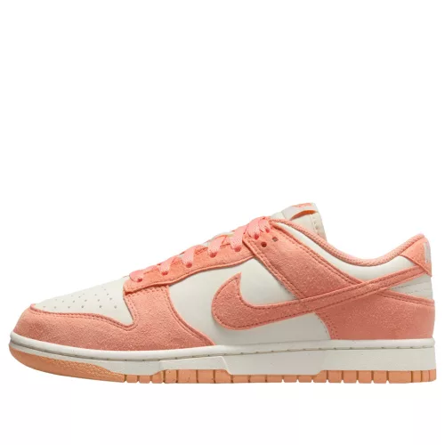 Nike Dunk Low Next Nature Apricot Agate dámske nízke streetové tenisky — produktová fotografia na bielom pozadí, bočný pohľad