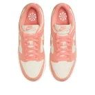 Nike Dunk Low Next Nature Apricot Agate dámske nízke streetové tenisky — produktová fotografia na bielom pozadí, bočný pohľad