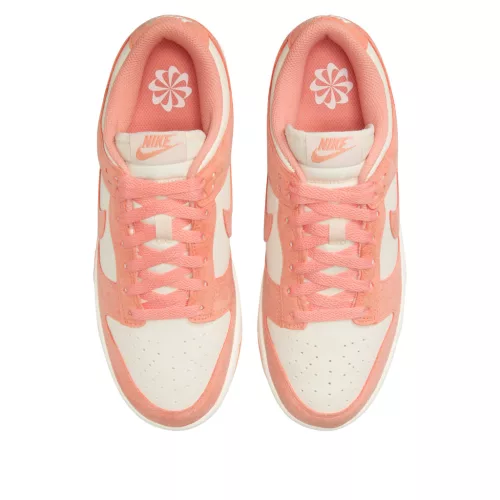 Nike Dunk Low Next Nature Apricot Agate dámske nízke streetové tenisky — produktová fotografia na bielom pozadí, bočný pohľad