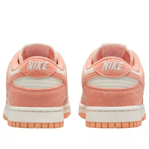 Nike Dunk Low Next Nature Apricot Agate dámske nízke streetové tenisky — produktová fotografia na bielom pozadí, bočný pohľad
