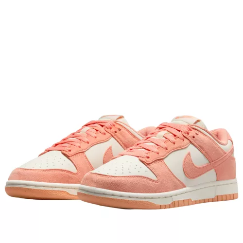 Nike Dunk Low Next Nature Apricot Agate dámske nízke streetové tenisky — produktová fotografia na bielom pozadí, bočný pohľad