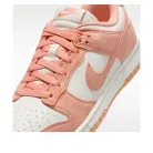 Nike Dunk Low Next Nature Apricot Agate dámske nízke streetové tenisky — produktová fotografia na bielom pozadí, bočný pohľad