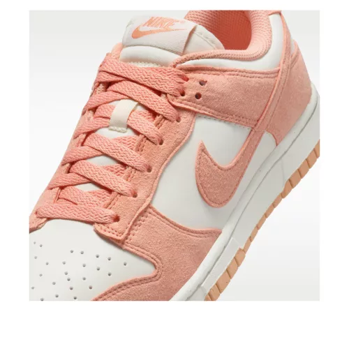 Nike Dunk Low Next Nature Apricot Agate dámske nízke streetové tenisky — produktová fotografia na bielom pozadí, bočný pohľad