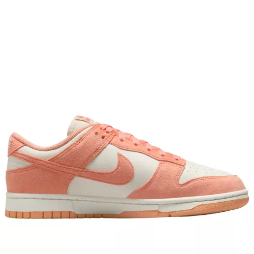 Nike Dunk Low Next Nature Apricot Agate dámske nízke streetové tenisky — produktová fotografia na bielom pozadí, bočný pohľad