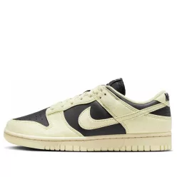 Nike Dunk Low Next Nature Coconut Milk Black dámske nízke streetové tenisky čierne — produktová fotografia na bielom pozadí, bočný pohľad