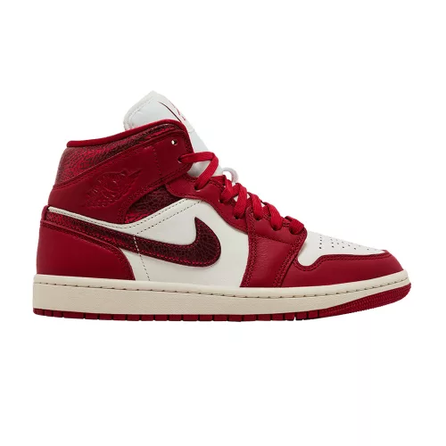 Jordan 1 Mid SE Red Cracked Leather dámske polovysoké streetové tenisky červené — produktová fotografia na bielom pozadí, bočný pohľad