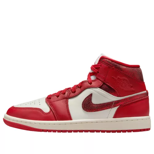 Jordan 1 Mid SE Red Cracked Leather dámske polovysoké streetové tenisky červené — produktová fotografia na bielom pozadí, bočný pohľad