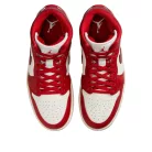 Jordan 1 Mid SE Red Cracked Leather dámske polovysoké streetové tenisky červené — produktová fotografia na bielom pozadí, bočný pohľad