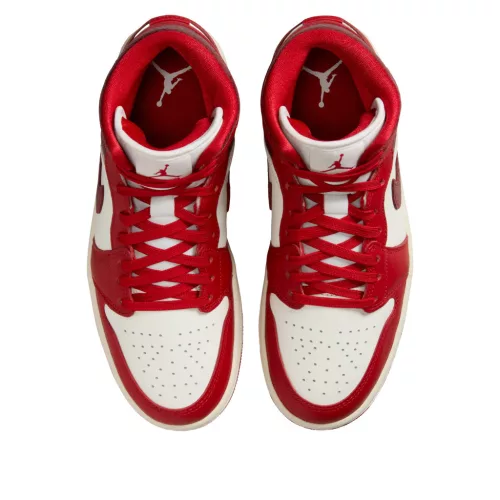 Jordan 1 Mid SE Red Cracked Leather dámske polovysoké streetové tenisky červené — produktová fotografia na bielom pozadí, bočný pohľad